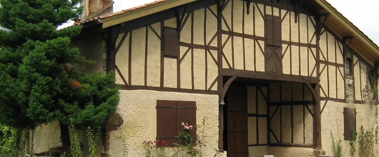 Maison landaise à pans de bois et colombages, façade et couverture en tuile canal