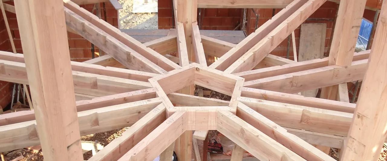 Assemblage rayonnant d'une charpente traditionnelle neuve, vu de dessous