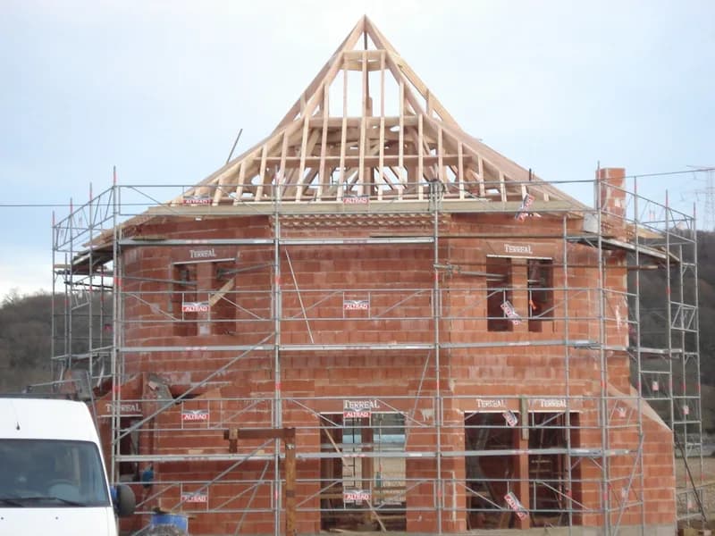 Charpente traditionnelle neuve montée sur une maison en cours de construction